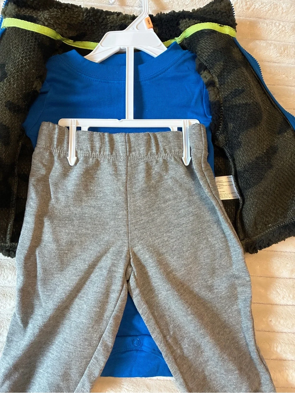 🦌 NWT Carter’s 12M 3-Piece Outfit Set — Camo Vest + Sweatpants 💙